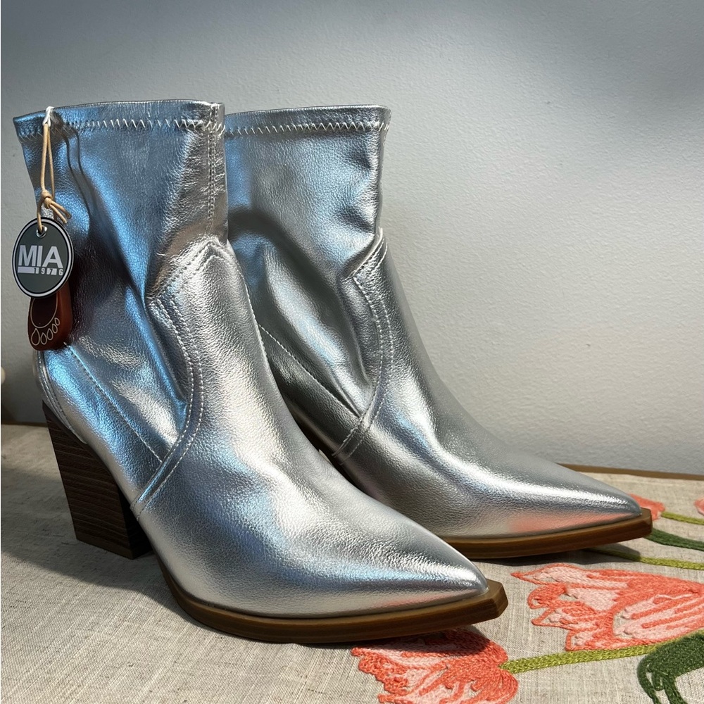 NWT Silver Cowgirl Booties